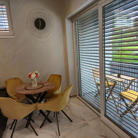 Dina * Μαριμπόρ