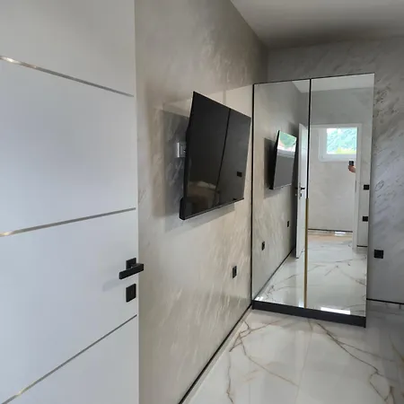 Dina * Μαριμπόρ